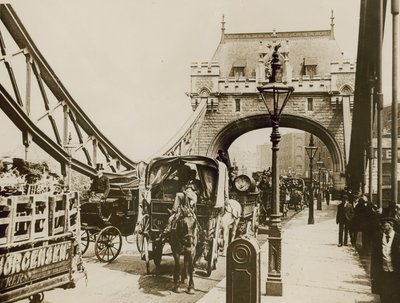 Circulation passant sur le pont de la Tour - English Photographer